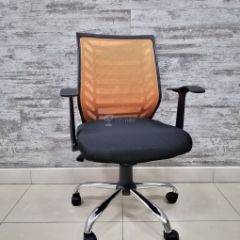 Кресло Barneo K-138 для персонала (черная ткань оранжевая сетка) в Талице - talica.mebel24.online | фото